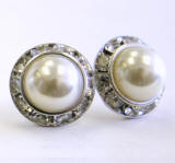 white veige pearl earrings, 15mm in diameter
